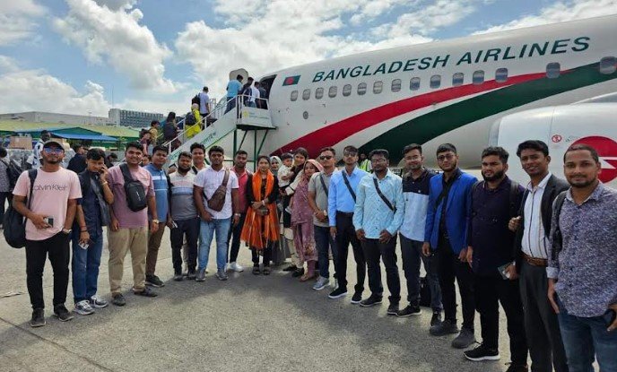 দ্বিতীয়বারের মতো বিদেশে গবির ইন্টার্ন চিকিৎসকরা